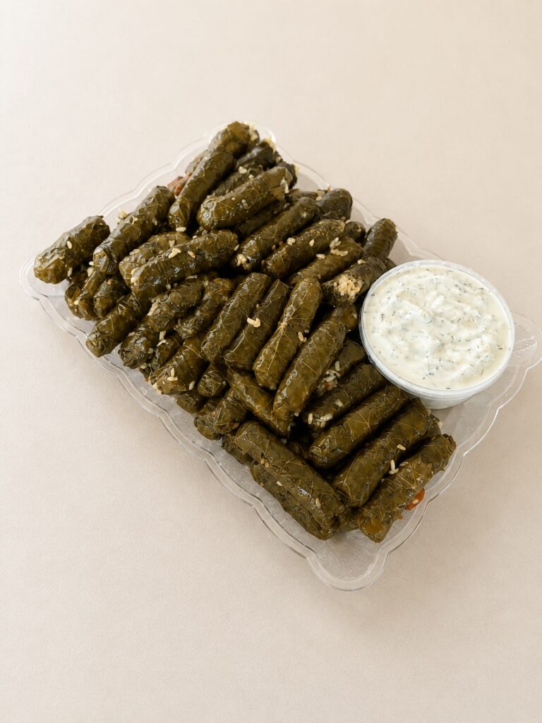 מגש עלי גפן ומטבל ציזיקי
